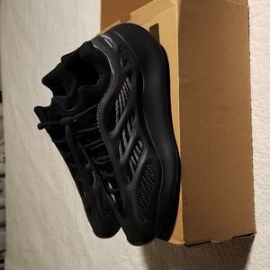 Yeezy 700 V3 Size 10 1/2